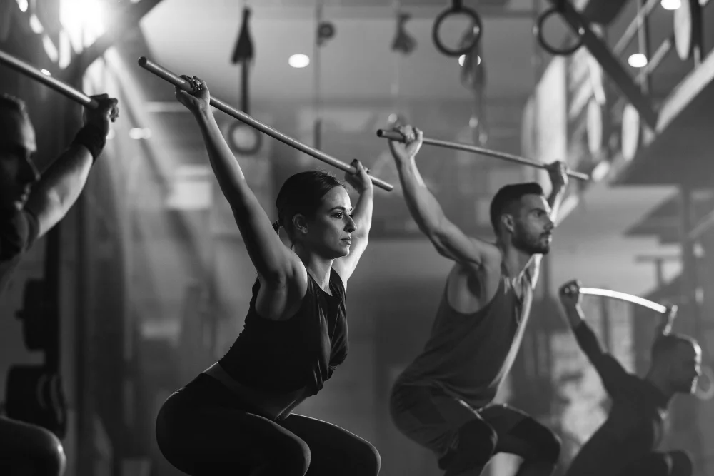 alunos em aula de crossfit fazendo o exercício over head