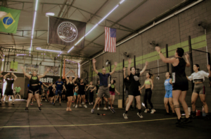 Pessoas se exercitando em um ambiente de crossfit