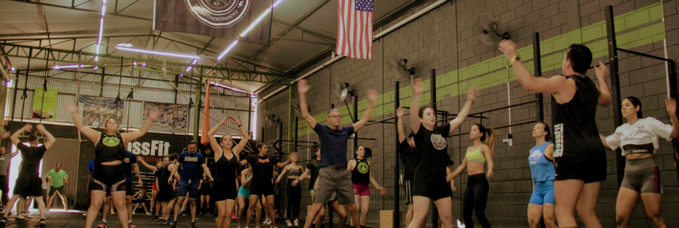 Pessoas se exercitando em um ambiente de crossfit